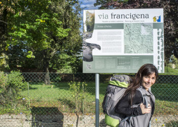 Pellegrina sulla Via Francigena. ? Depositphotos