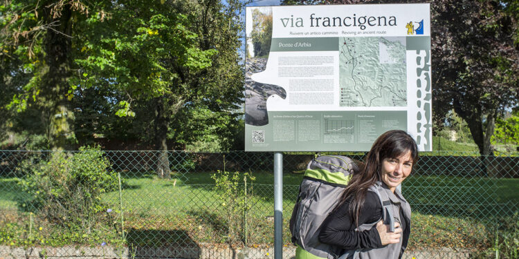 Pellegrina sulla Via Francigena. ? Depositphotos