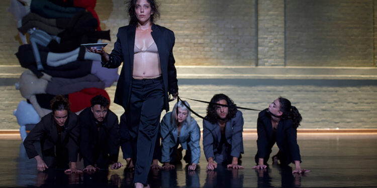 "Volto umano" della compagnia Toula Limnaios. ? Dieter Hartwig