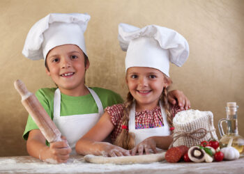 Bambini in cucina. 📷 Depositphotos
