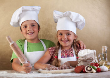 Bambini in cucina. ? Depositphotos