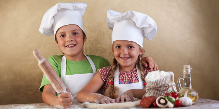 Bambini in cucina. ? Depositphotos