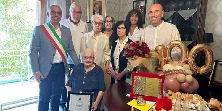 Giuseppina Foddis insieme ai figli e al sindaco Sanna