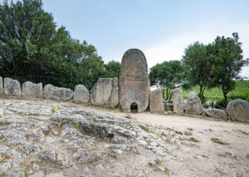 La tomba dei giganti di Coddu Vecchiu, Arzachena. ? Depositphotos