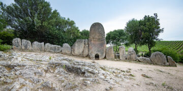 La tomba dei giganti di Coddu Vecchiu, Arzachena. 📷 Depositphotos