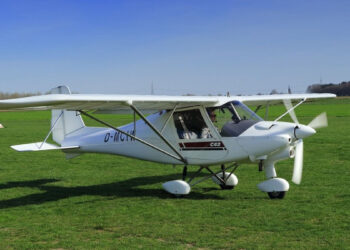 Un ultraleggero nel campo volo di Vallermosa
