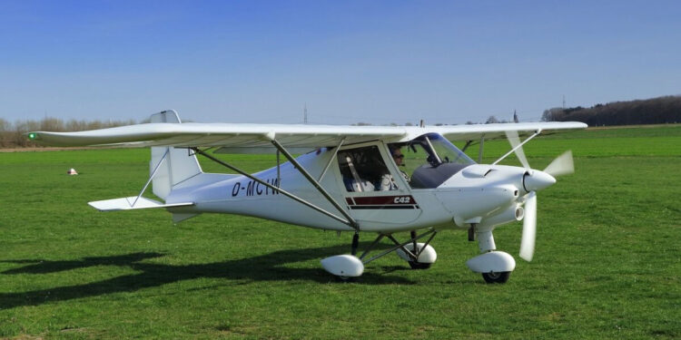 Un ultraleggero nel campo volo di Vallermosa