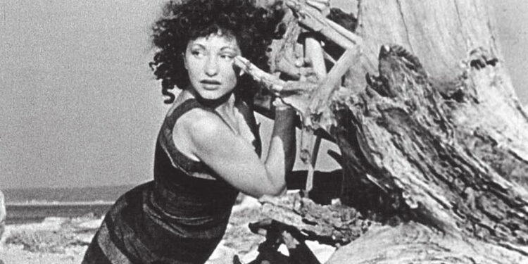 "At Land" di Maya Deren, 1944
