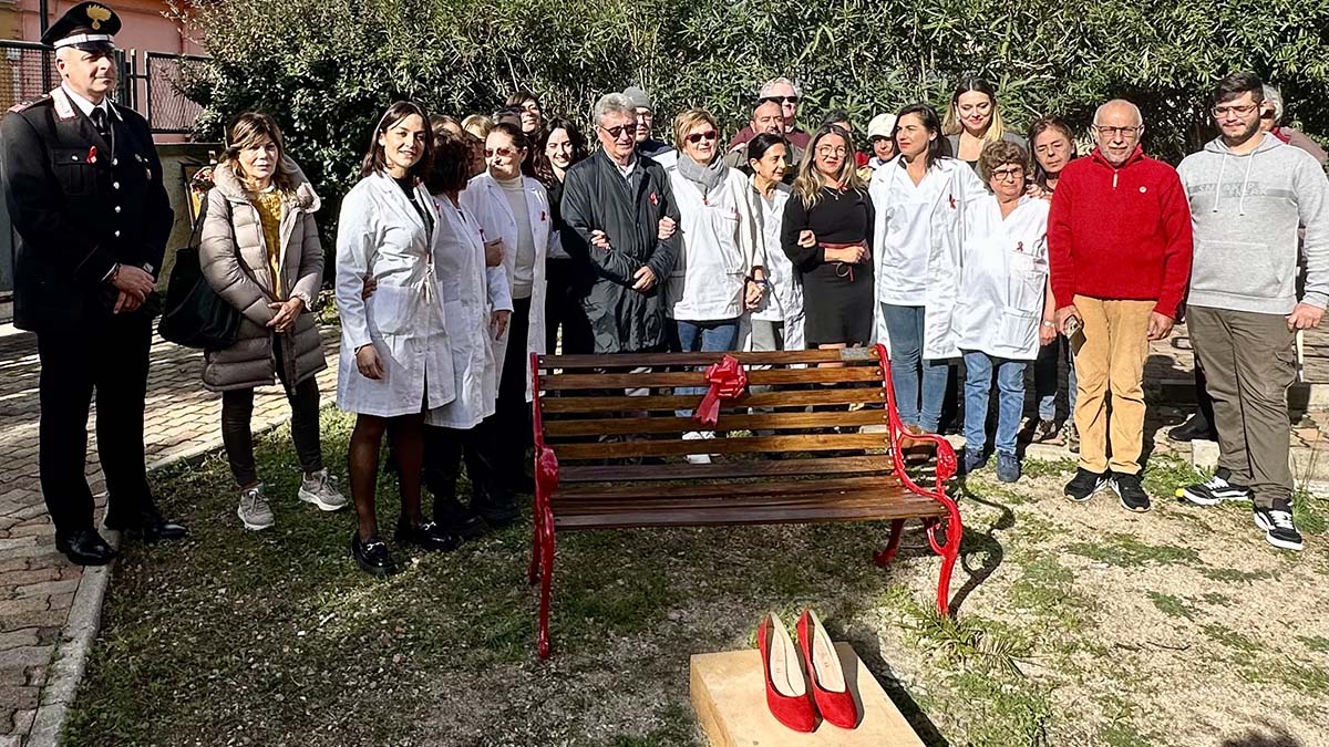 Centro di Salute Mentale di Olbia, panchina contro i femminicidi