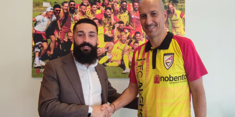 Fc Alghero: il vice presidente Gianluca Marras con il nuovo mister Peppone Salaris