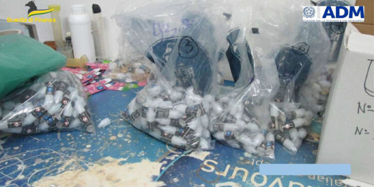 Guardia di Finanza e ADM smantellano laboratorio abusivo di liquidi da inalazione a Alghero