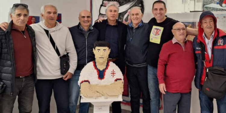 Il busto di Gigi Riva in LEGO presentato al Karalisbrick