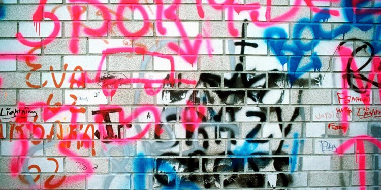 Muro imbrattato. ? Depositphotos