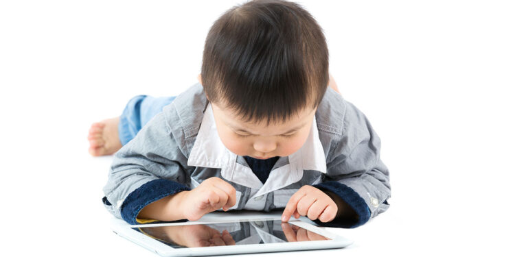 Neonato bambino tablet. ? Depositphotos