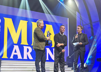 Il Sindaco consegna a Franco Ricciardi il Premio Mia Martini 2023, sul palco con il conduttore Savino Zaba. 📷 RECmedia