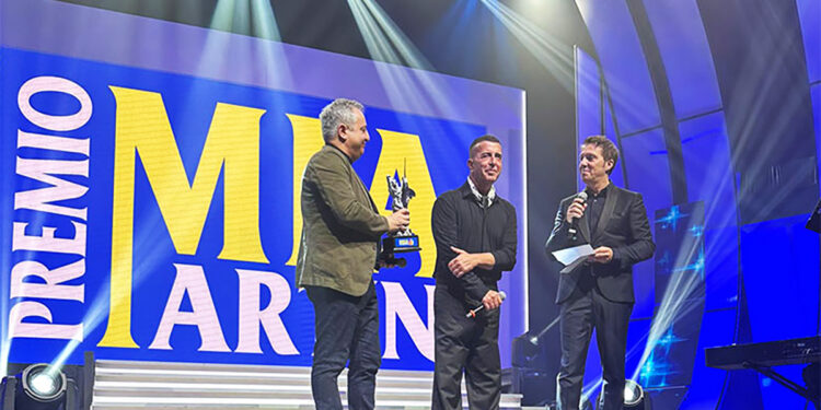 Il Sindaco consegna a Franco Ricciardi il Premio Mia Martini 2023, sul palco con il conduttore Savino Zaba. ? RECmedia