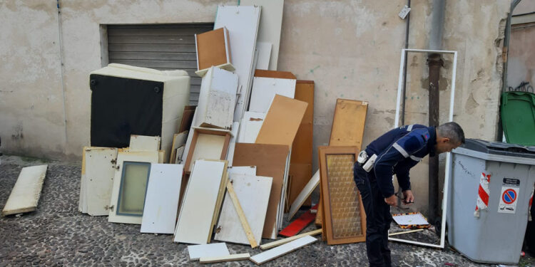 Sassari, i rifiuti abbandonati in via Maddalena