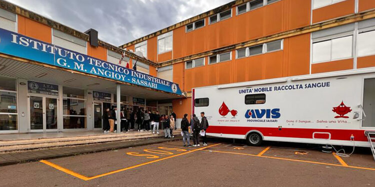 Sassari, donazione degli studenti Istituto Tecnico Angioy