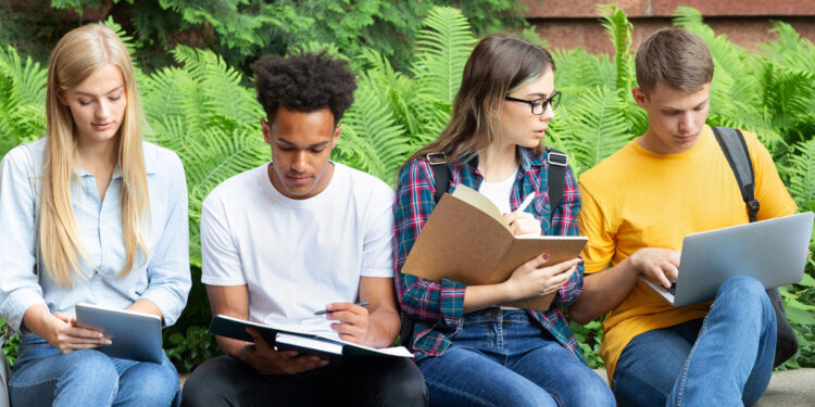 Studenti universitari. ? Depositphotos