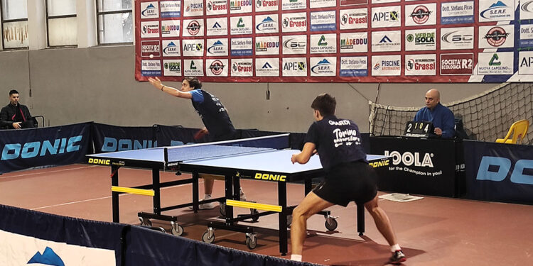Luca Bressan del Tennistavolo Sassari alla battuta