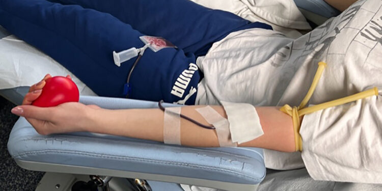 Una studentessa dell'Ipsar di Sassari dona il sangue