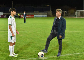 Gianfranco Zola batte il calcio di inizio