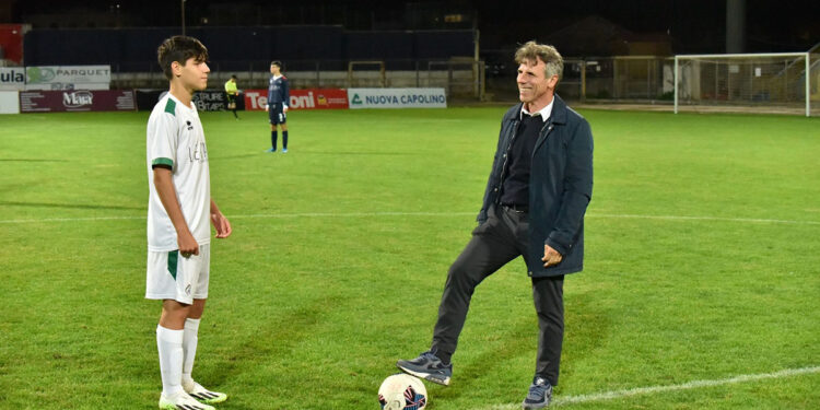 Gianfranco Zola batte il calcio di inizio