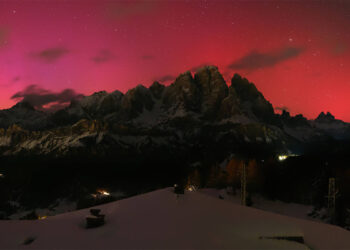 L’aurora boreale al Rifugio Faloria di Cortina d'Ampezzo. 📷 cortina.panomax.com