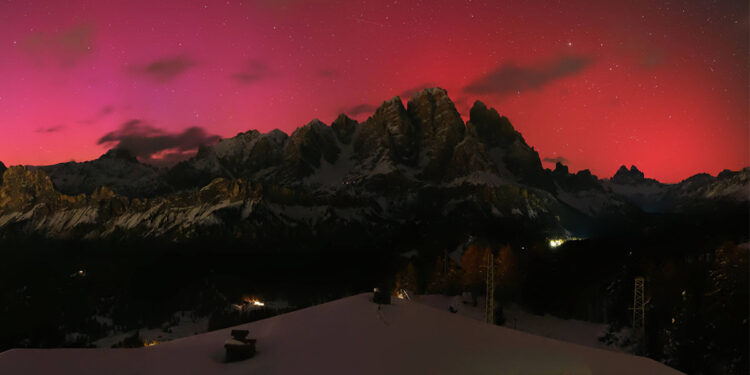 L’aurora boreale al Rifugio Faloria di Cortina d'Ampezzo. 📷 cortina.panomax.com