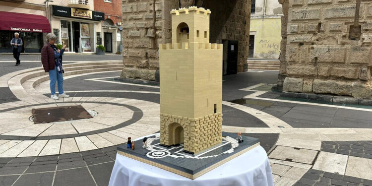 La presentazione della Torre di Mariano II in mattoncini LEGO