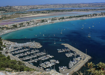 Veduta del Poetto di Cagliari. ? Depositphotos