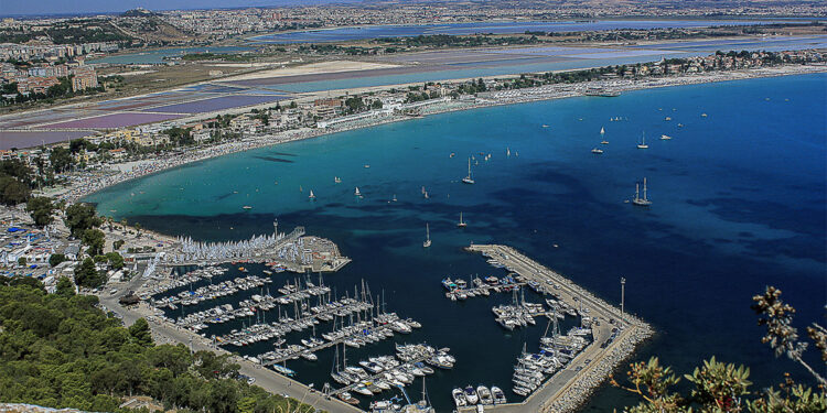 Veduta del Poetto di Cagliari. ? Depositphotos