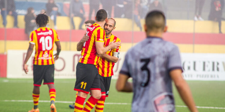Alghero Calcio, l'abbraccio di Mereu con Meloni