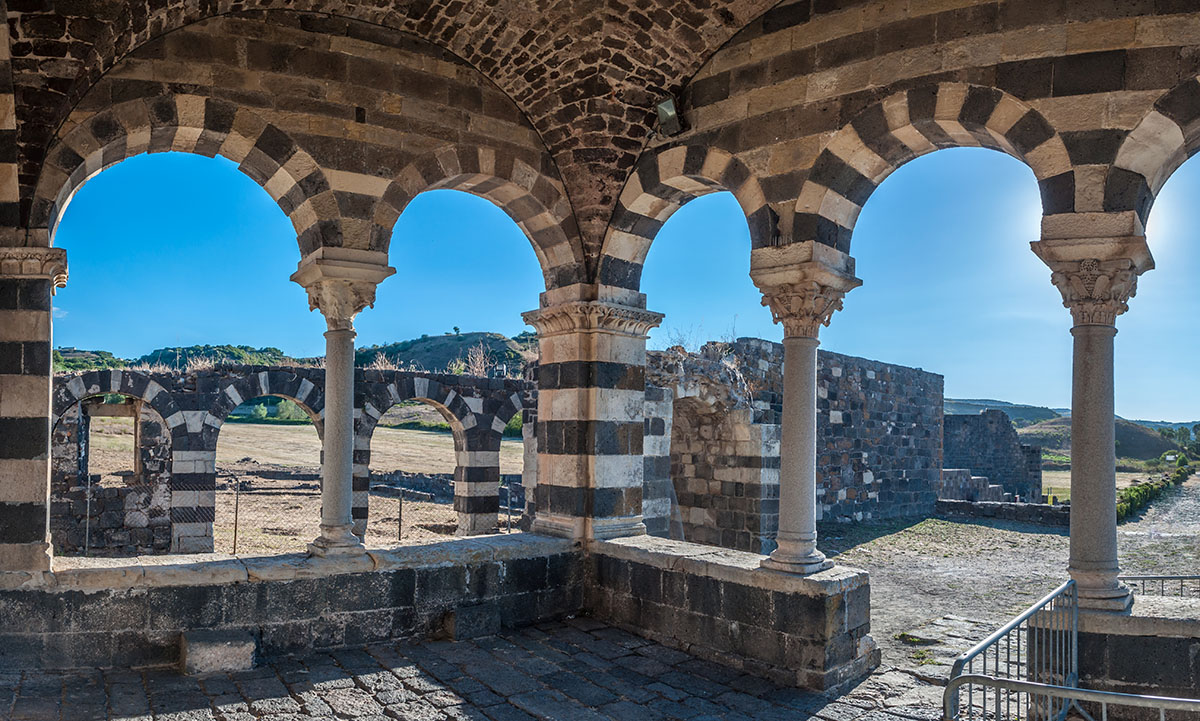 La Basilica della Santissima Trinità di Saccargia a Codrongianos. ? Depositphotos
