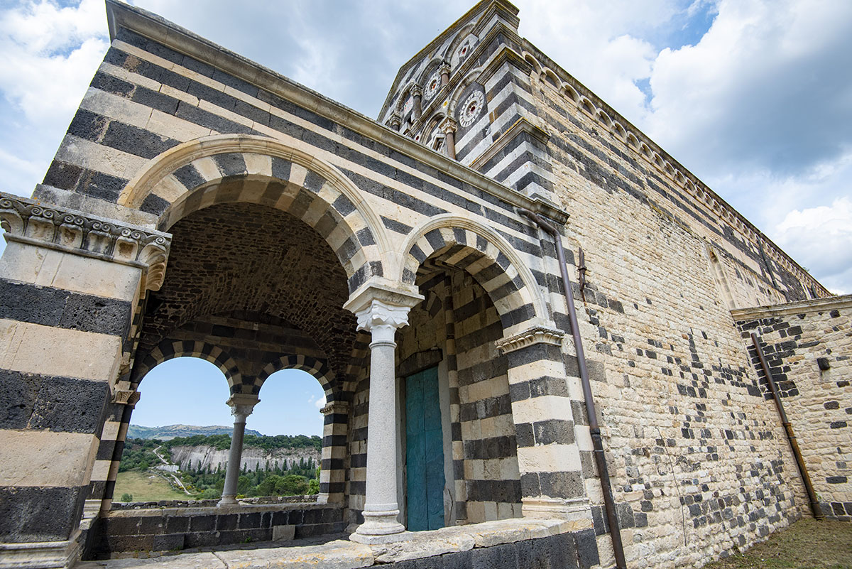 La Basilica della Santissima Trinità di Saccargia a Codrongianos. ? Depositphotos
