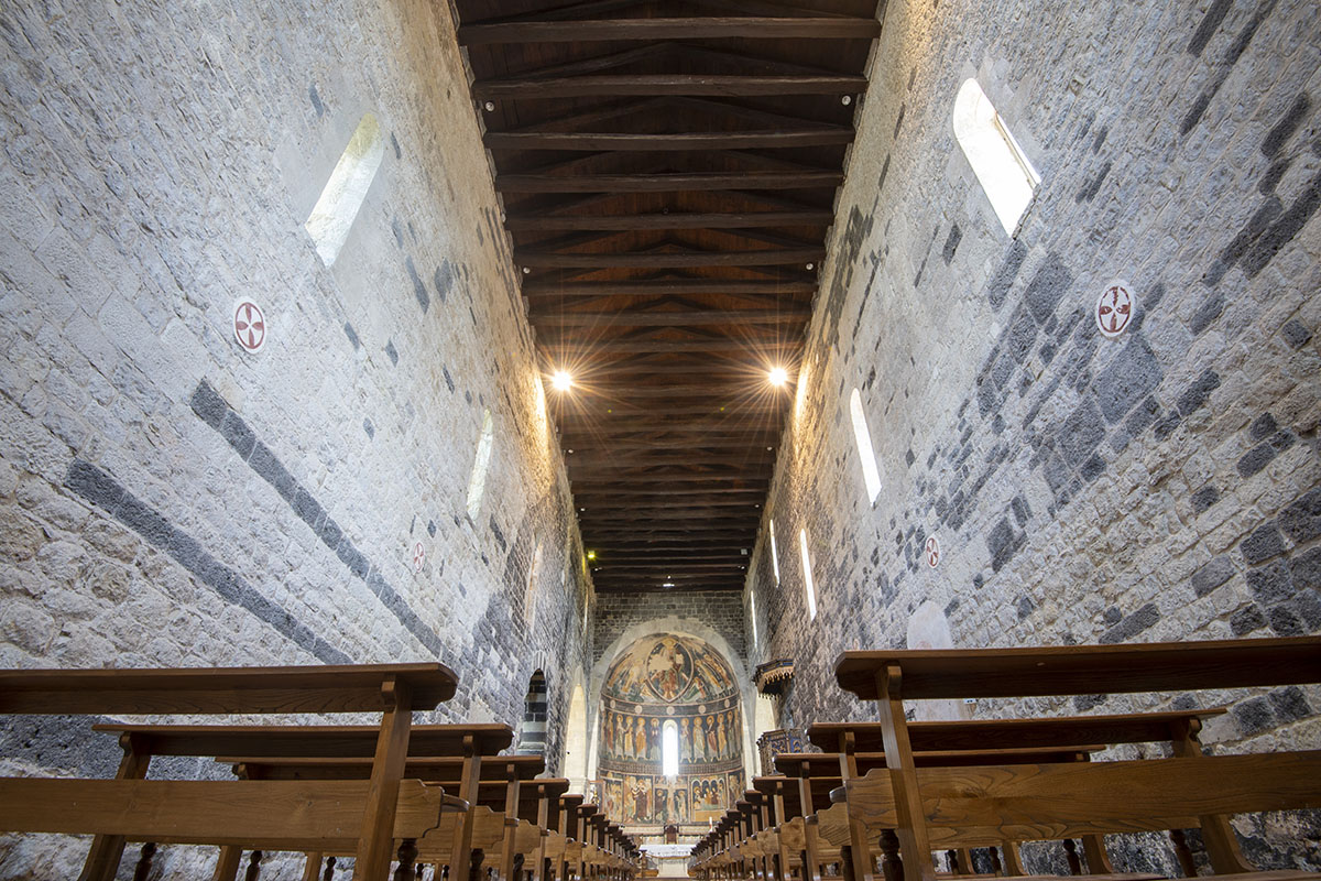L'interno della Basilica della Santissima Trinità di Saccargia a Codrongianos. ? Depositphotos