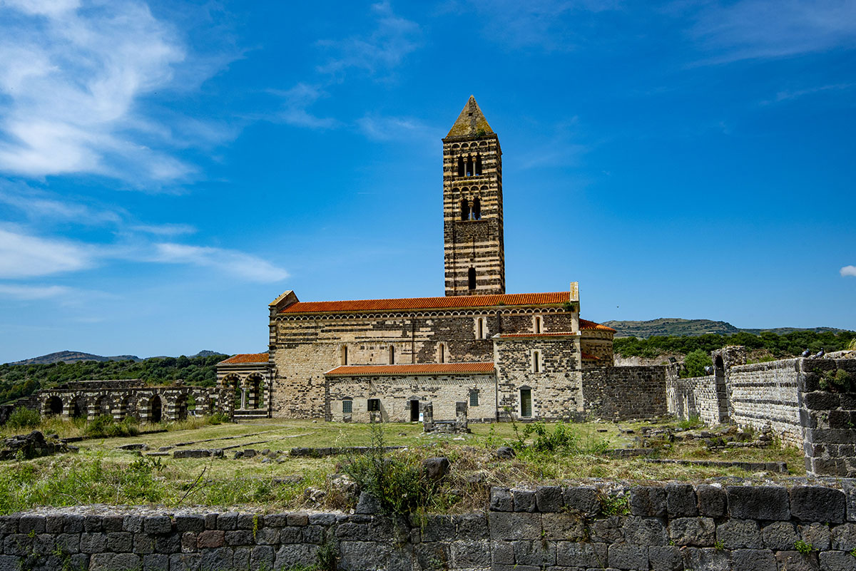 La Basilica della Santissima Trinità di Saccargia a Codrongianos. 📸 Depositphotos