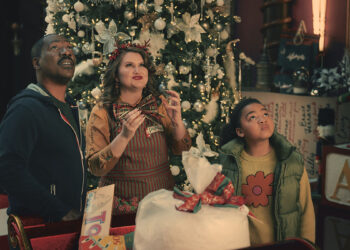Eddie Murphy (Chris Carver), Jillian Bell (Pepper) e Madison Thomas (Holly Carver) in “Buon Natale da Candy Cane Lane”. 📷 Claudette Barius © Amazon Content Services Llc
