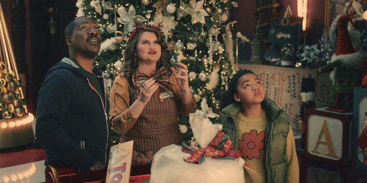 Eddie Murphy (Chris Carver), Jillian Bell (Pepper) e Madison Thomas (Holly Carver) in “Buon Natale da Candy Cane Lane”. ? Claudette Barius © Amazon Content Services Llc