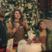 Eddie Murphy (Chris Carver), Jillian Bell (Pepper) e Madison Thomas (Holly Carver) in “Buon Natale da Candy Cane Lane”. ? Claudette Barius © Amazon Content Services Llc