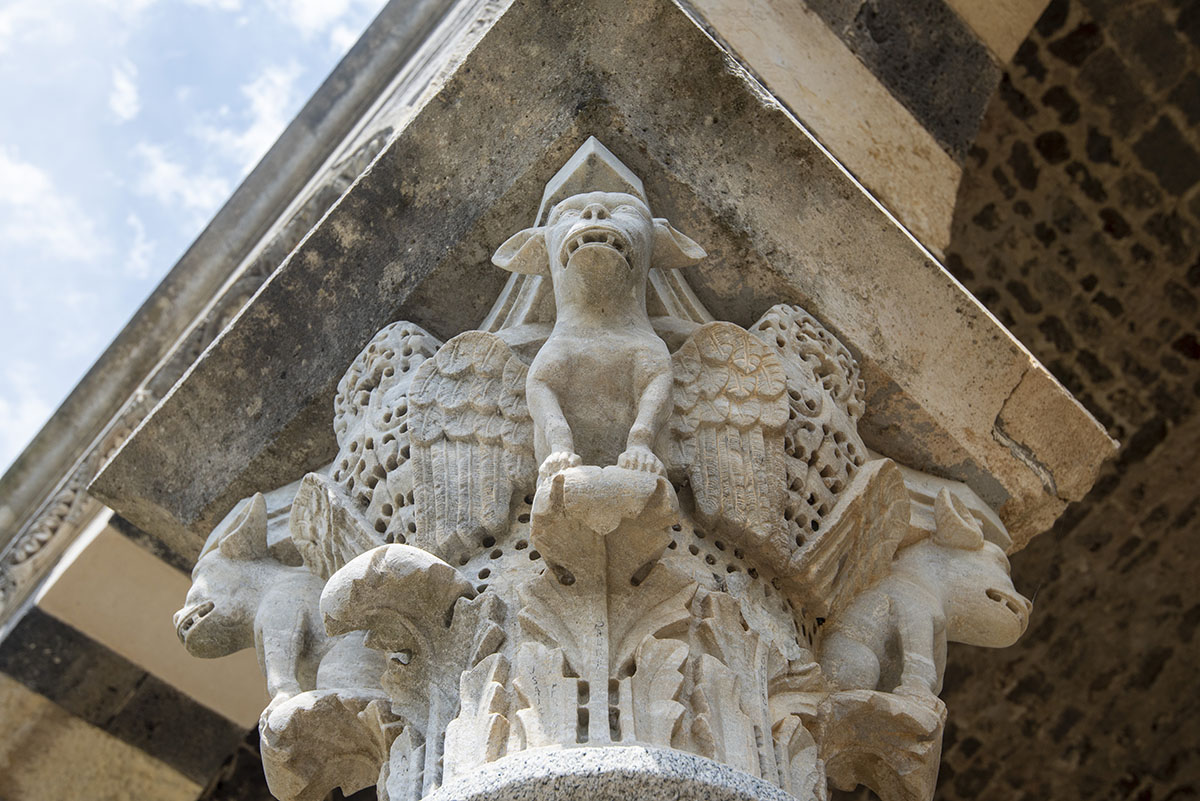 Gargoyle sulla Basilica della Santissima Trinità di Saccargia a Codrongianos. ? Depositphotos