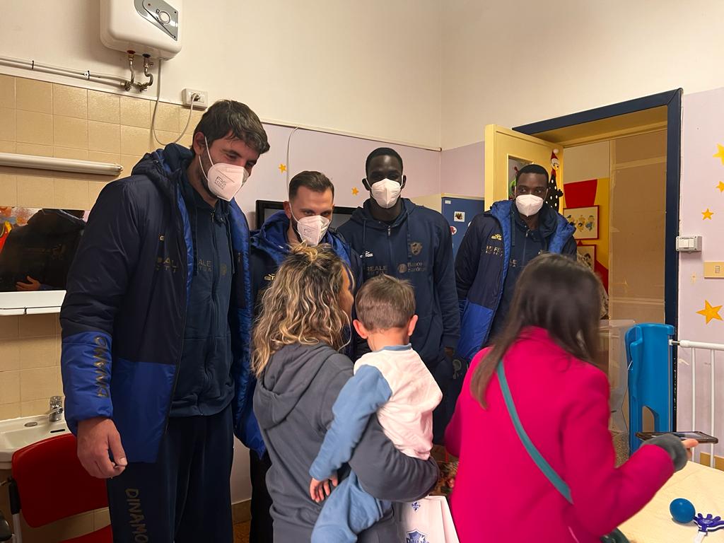 I Giganti della Dinamo nel reparto di Pediatria dell’Aou di Sassari
