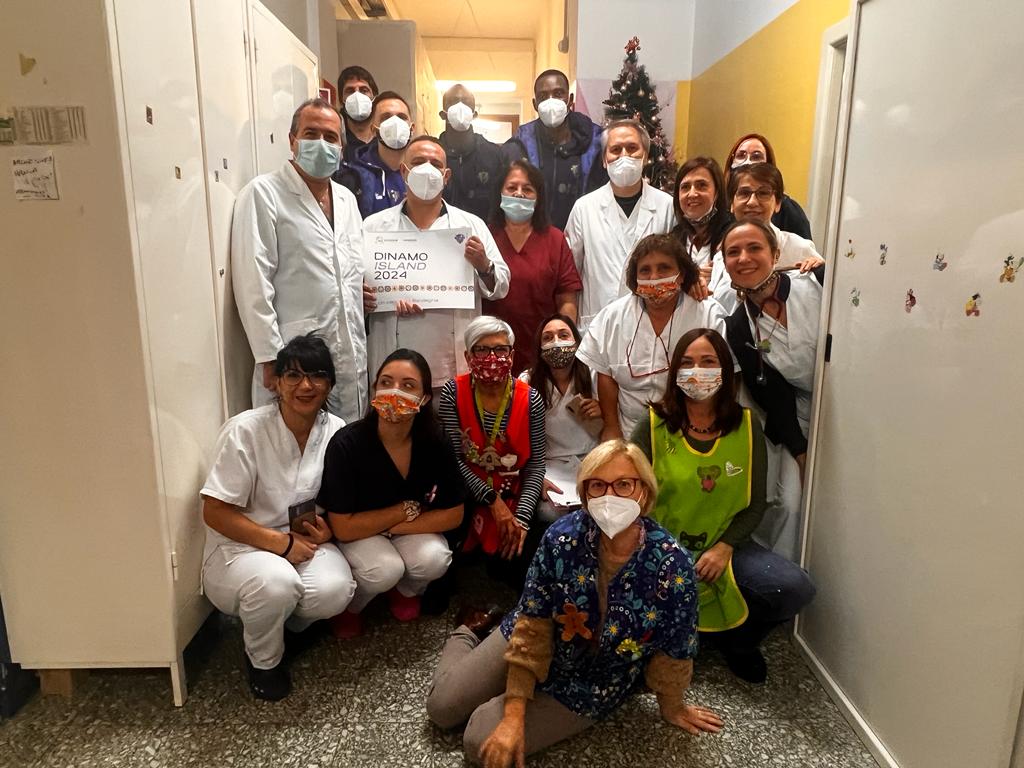 I Giganti della Dinamo nel reparto di Pediatria dell’Aou di Sassari