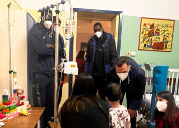 I Giganti della Dinamo nel reparto di Pediatria dell’Aou di Sassari