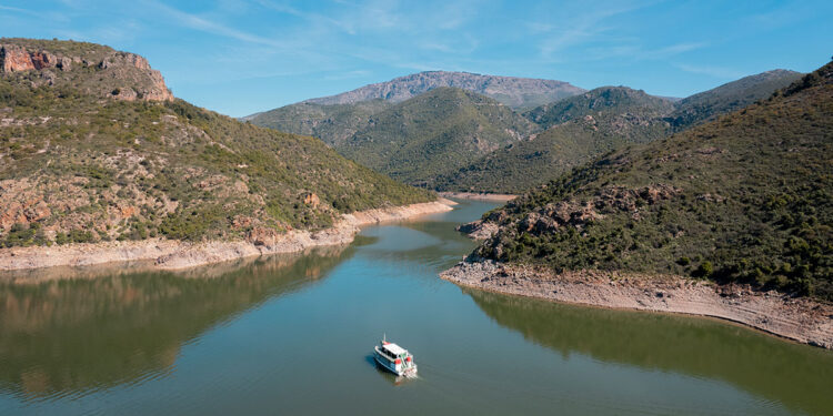 Lago e battello a Nurri. ? Lorenzo Naitza