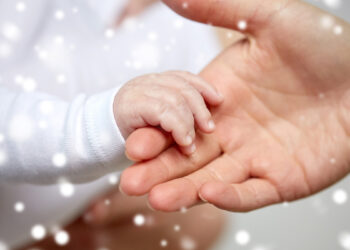 Mani adulto neonato Natale. ? Depositphotos