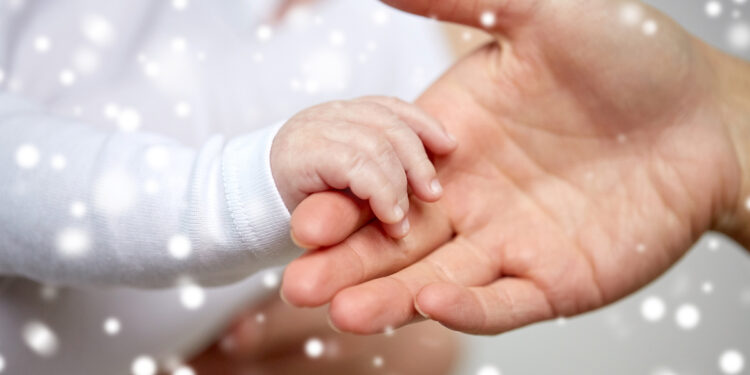 Mani adulto neonato Natale. ? Depositphotos