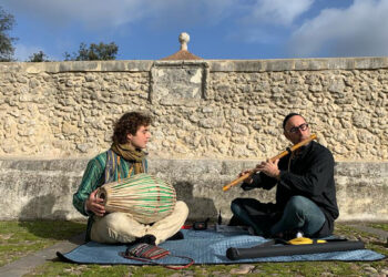Mauro Uselli e Enrico Manca suonano davanti alla Fontana delle Conce di Sassari