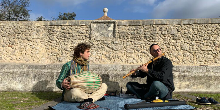 Mauro Uselli e Enrico Manca suonano davanti alla Fontana delle Conce di Sassari