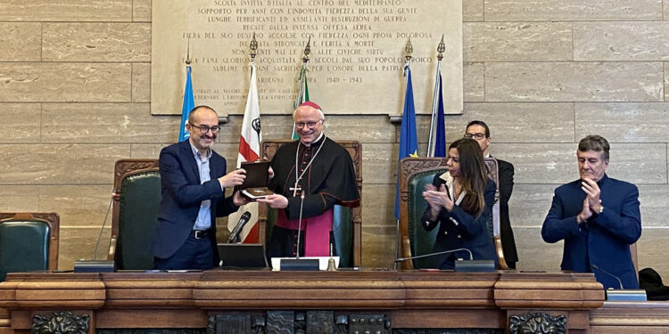 Monsignor Baturi premiato con la Medaglia d'onore Ottone Bacaredda